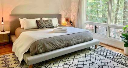 Mid-Century Gem • Creekside • King Beds • Near UNC