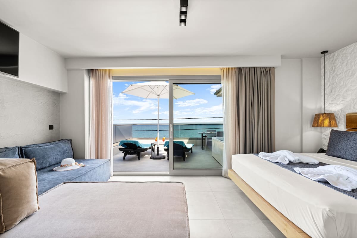 Sea View Junior Suite with Jacuzzi | Ropa de cama hipoalergénica y caja de seguridad en la habitación