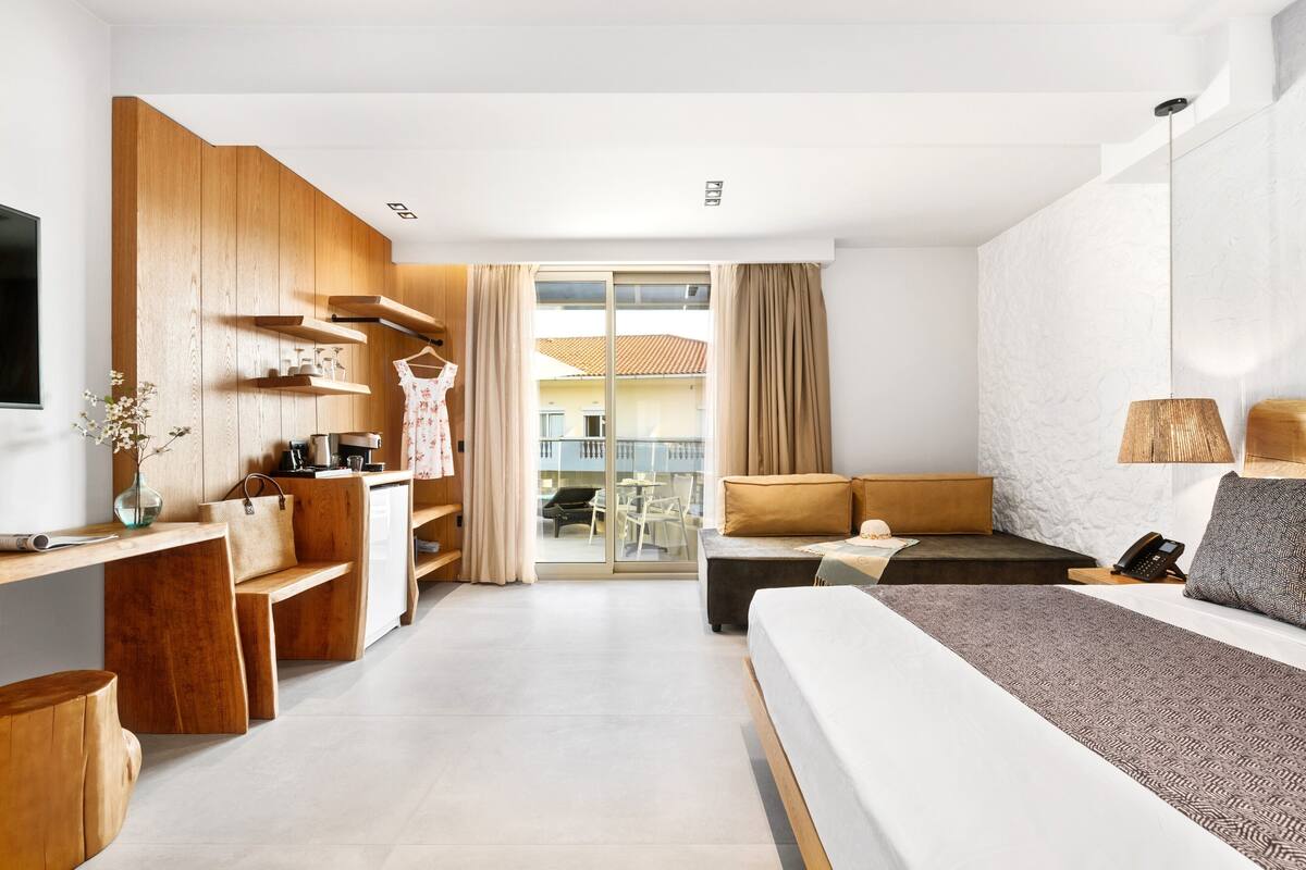 Garden View Triple Room with Jacuzzi | Hypo-allergenic bedding available, in-room safe, blackout drapes