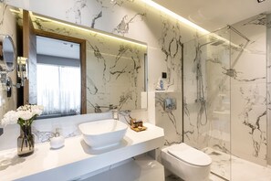 Sea View Junior Suite | Badeværelse | Bruser, brusehoved med spredningseffekt, gratis toiletartikler