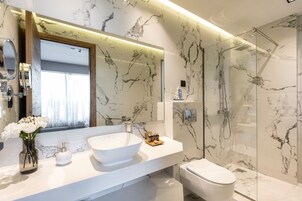 Sea View Junior Suite | Banheiro | Chuveiro, chuveiro com efeito de chuva, produtos de toalete grátis