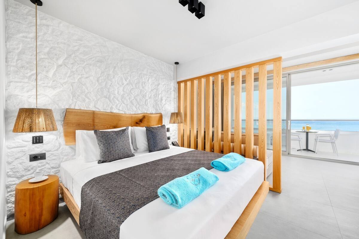 Sea View Suite with Jacuzzi and Kitchenette | Hypo-allergenic bedding available, in-room safe, blackout drapes