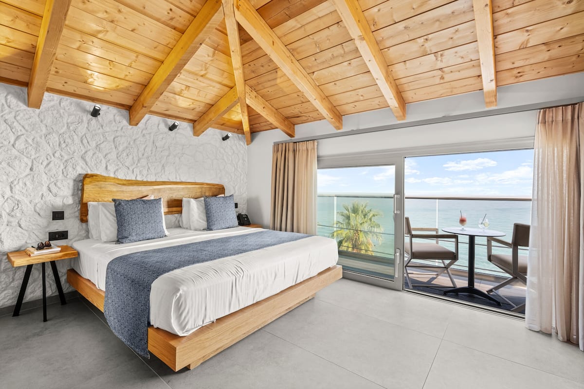 Sea View Junior Suite | Ropa de cama hipoalergénica y caja de seguridad en la habitación