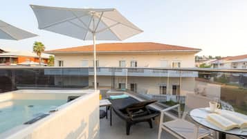 Garden View Triple Room with Jacuzzi | Utsikt mot strand/hav