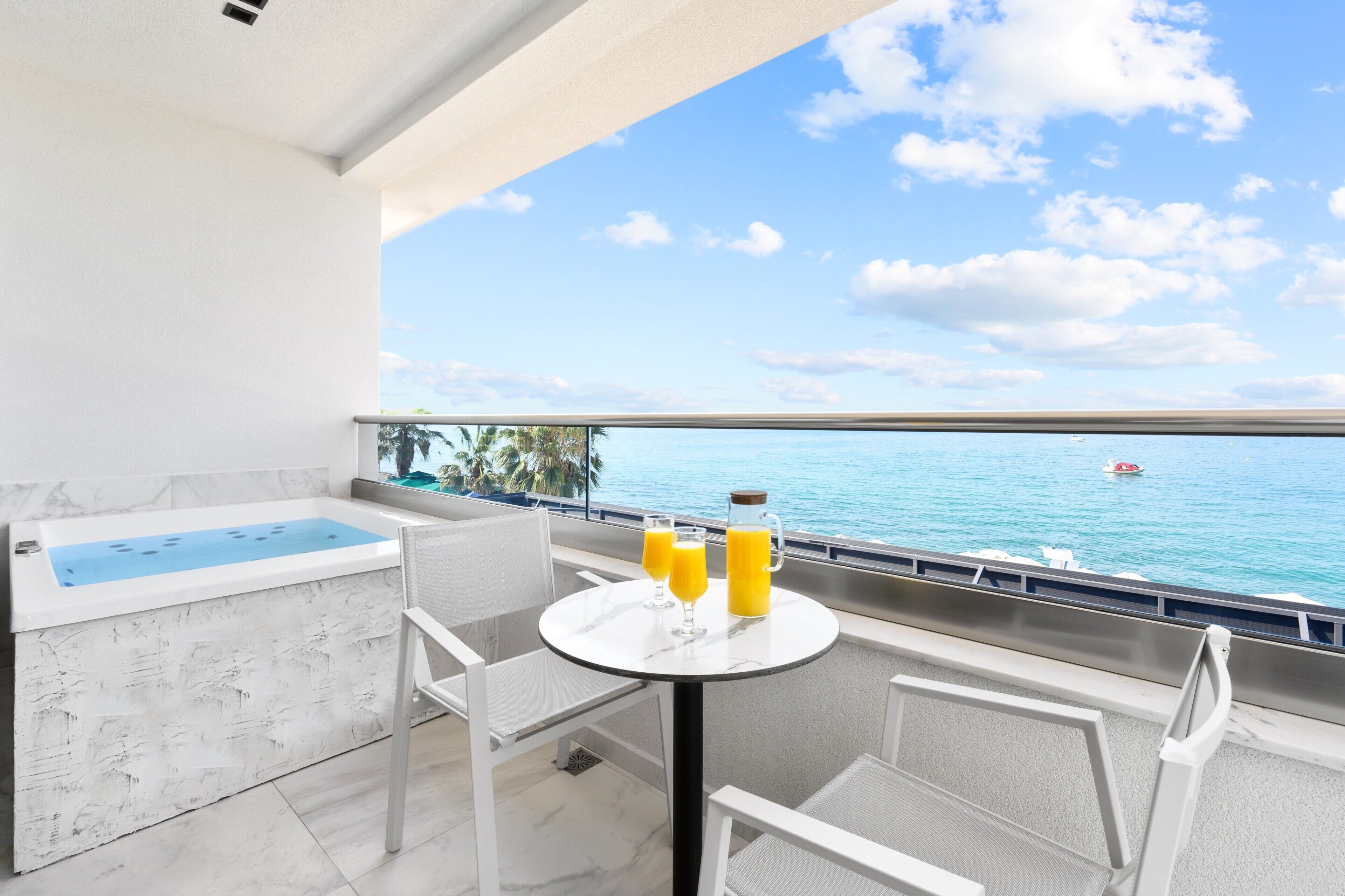 Sea View Suite with Jacuzzi and Kitchenette | Utsikt mot havet/stranden