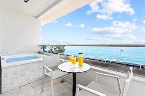 Sea View Suite with Jacuzzi and Kitchenette | Strand-/havudsigt