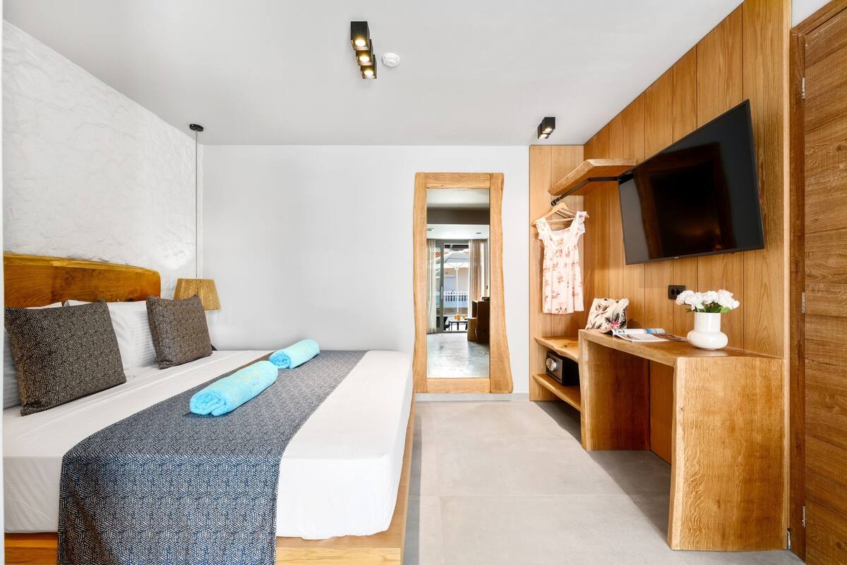 Garden View Double Room with Jacuzzi | Hypo-allergenic bedding available, in-room safe, blackout drapes