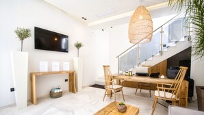 Reception - Emily's Luxury Suites (Kassandra)