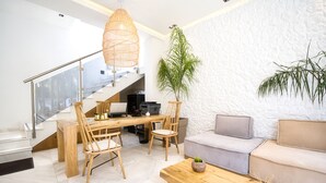Reception - Emily's Luxury Suites (Kassandra)