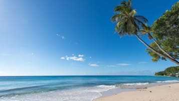 Una spiaggia nelle vicinanze