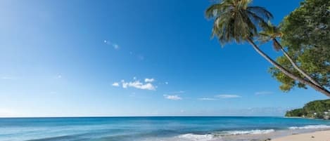 Una spiaggia nelle vicinanze