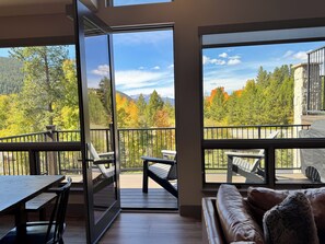 TV connectée, cheminée, jeux vidéo, baby-foot