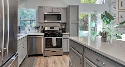 ATX, Hot Tub, 5 Beds 2 Bath, Pets, BBQ, Backyard