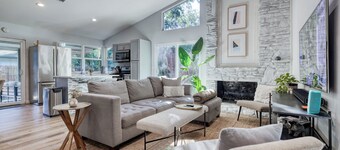 ATX, Hot Tub, 5 Beds 2 Bath, Pets, BBQ, Backyard