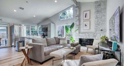 ATX, Hot Tub, 5 Beds 2 Bath, Pets, BBQ, Backyard