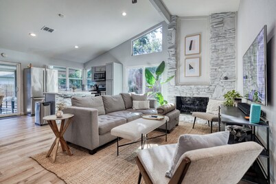 ATX, Hot Tub, 5 Beds 2 Bath, Pets, BBQ, Backyard