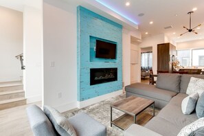 Smart TV, fireplace
