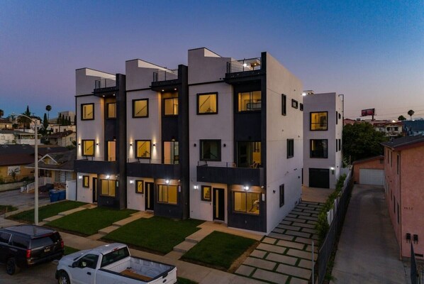 Exterior - Modern 4 Bedroom Charmer w/ Rooftop Deck House #2 (Los Angeles)