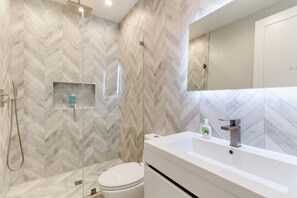 Combined shower/tub, hair dryer, towels, soap - Luxury Modern 4 Bed 3 Bath Home with Rooftop Deck #2 (Los Angeles)