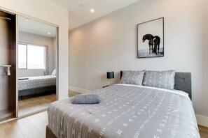 4 bedrooms, desk, iron/ironing board, free WiFi - Luxury Modern 4 Bed 3 Bath Home with Rooftop Deck #2 (Los Angeles)