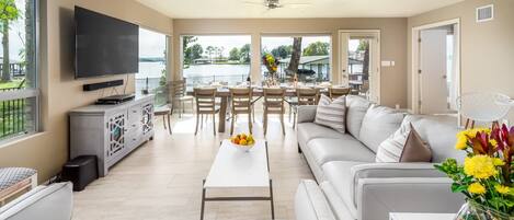 TV connectée, baby-foot, livres, chaîne hi-fi