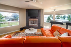 TV connectée, baby-foot, livres, chaîne hi-fi