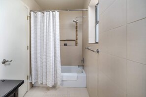 Badewanne, Haartrockner, Handtücher, Seife