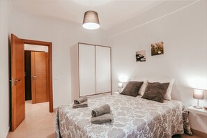 Iron/ironing board, free WiFi, bed sheets