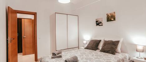 Tabla de planchar con plancha, wifi gratis y ropa de cama