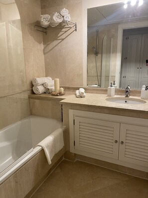 Duschwanne, Haartrockner, Bidet, Handtücher