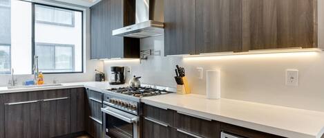 ثلاجة، ميكروويف، فرن، موقد طهي مسطح