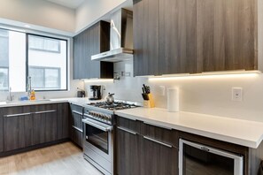 Kylskåp, mikrovågsugn, ugn och spishäll