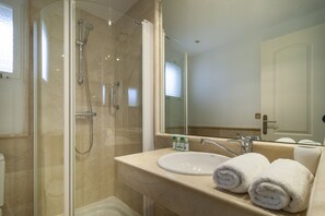 Baignoire, sèche-cheveux, serviettes fournies, savon