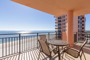 Outdoor dining - SeaChase 1005C by Liquid Life (Orange Beach)