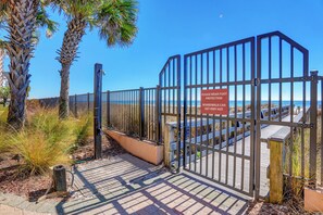 Property grounds - Gulf Front Condo | Outdoor & Indoor Pools! (Orange Beach)