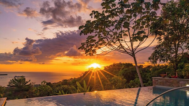 An infinity pool with a sunset view. - Luxury retreat with panoramic ocean view, private infinity pool, concierge (Uvita)