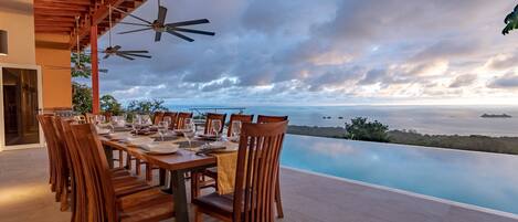 تناول الطعام بالخارج