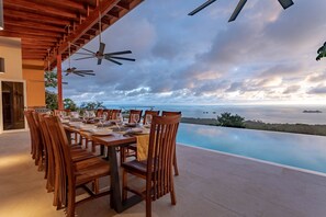 Outdoor dining - Perfect for multiple couples & families/luxurious/huge ocean view/gated/private (Uvita)