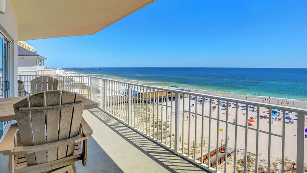 Un balcone con vista sulla spiaggia e sull'oceano.