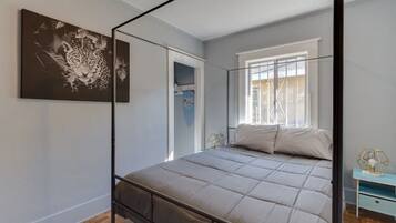 3 bedrooms, desk, iron/ironing board, free WiFi