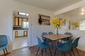 Dining - LA 3 bedroom Charmer - Large Guest House (Los Angeles)