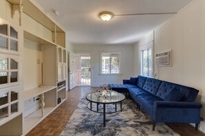 Smart TV - LA 3 bedroom Charmer - Large Guest House (Los Angeles)