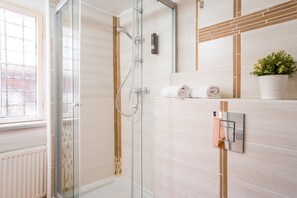 Shower, rainfall showerhead, hair dryer, towels - 2-Bedroom Apartment in Berlin-Pankow (Berlin)