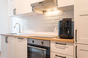 Kjøleskap, ovn, kokeplater og oppvaskmaskin