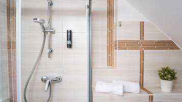 Dusche, Regendusche, Haartrockner, Handtücher