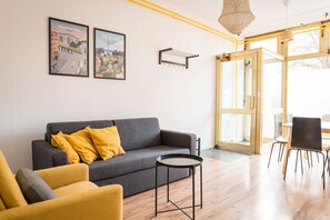 Una televisión de pantalla plana, una oficina