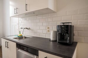 Réfrigérateur, surface de cuisson, cafetiÚre-théiÚre, grille-pain