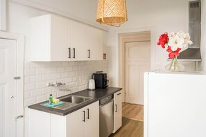 冷蔵庫、コンロ、コーヒー / ティーメーカー、トースター