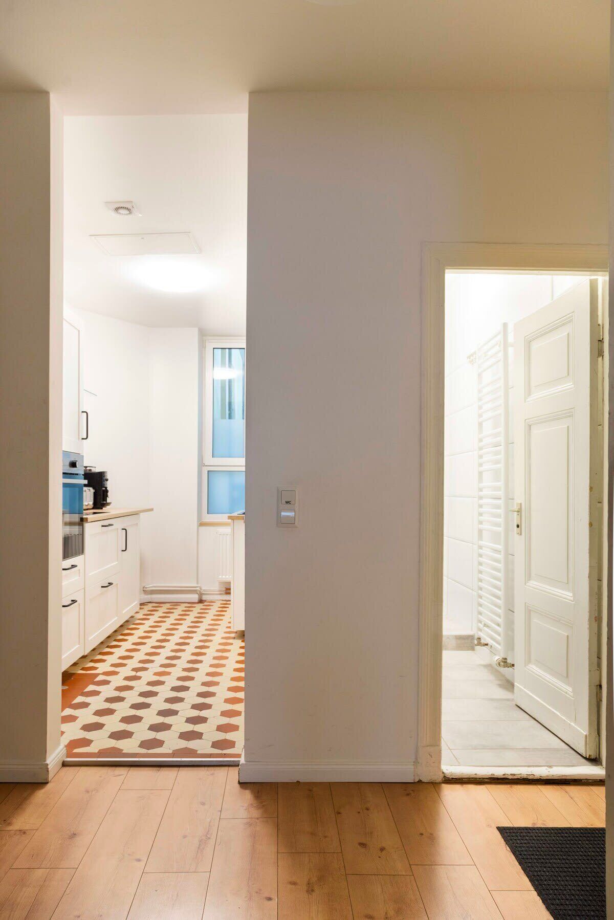 Kühlschrank, Ofen, Herdplatte, Wasserkocher mit Kaffee-/Teezubehör