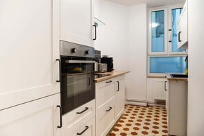 Kühlschrank, Ofen, Herdplatte, Wasserkocher mit Kaffee-/Teezubehör